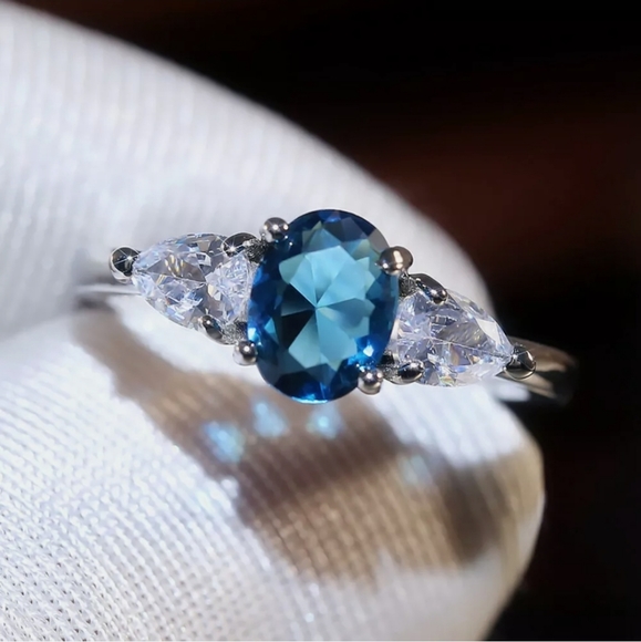 New Gorgeous Oval Cut Blue Ring - Picture 6 of 11